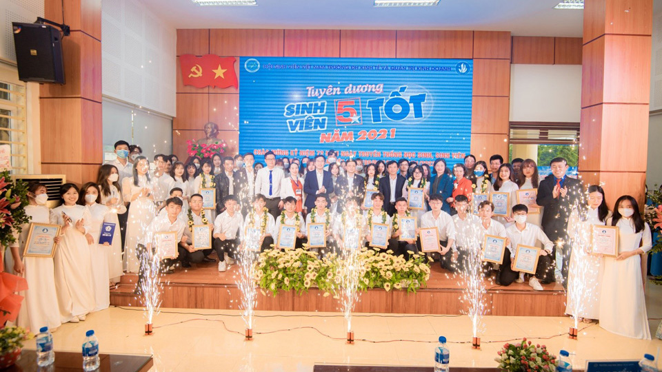 Chương trình Vinh danh sinh viên 5 tốt năm 2021 chào mừng kỷ niệm 72 năm ngày Truyền thống Học sinh, sinh viên và Hội Sinh viên Việt Nam  đã diễn ra thành công tốt đẹp