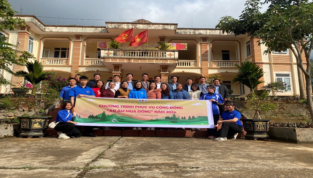 Công đoàn và Liên chi đoàn Khoa Kinh tế thực hiện Chương trình “Áo ấm mùa đông