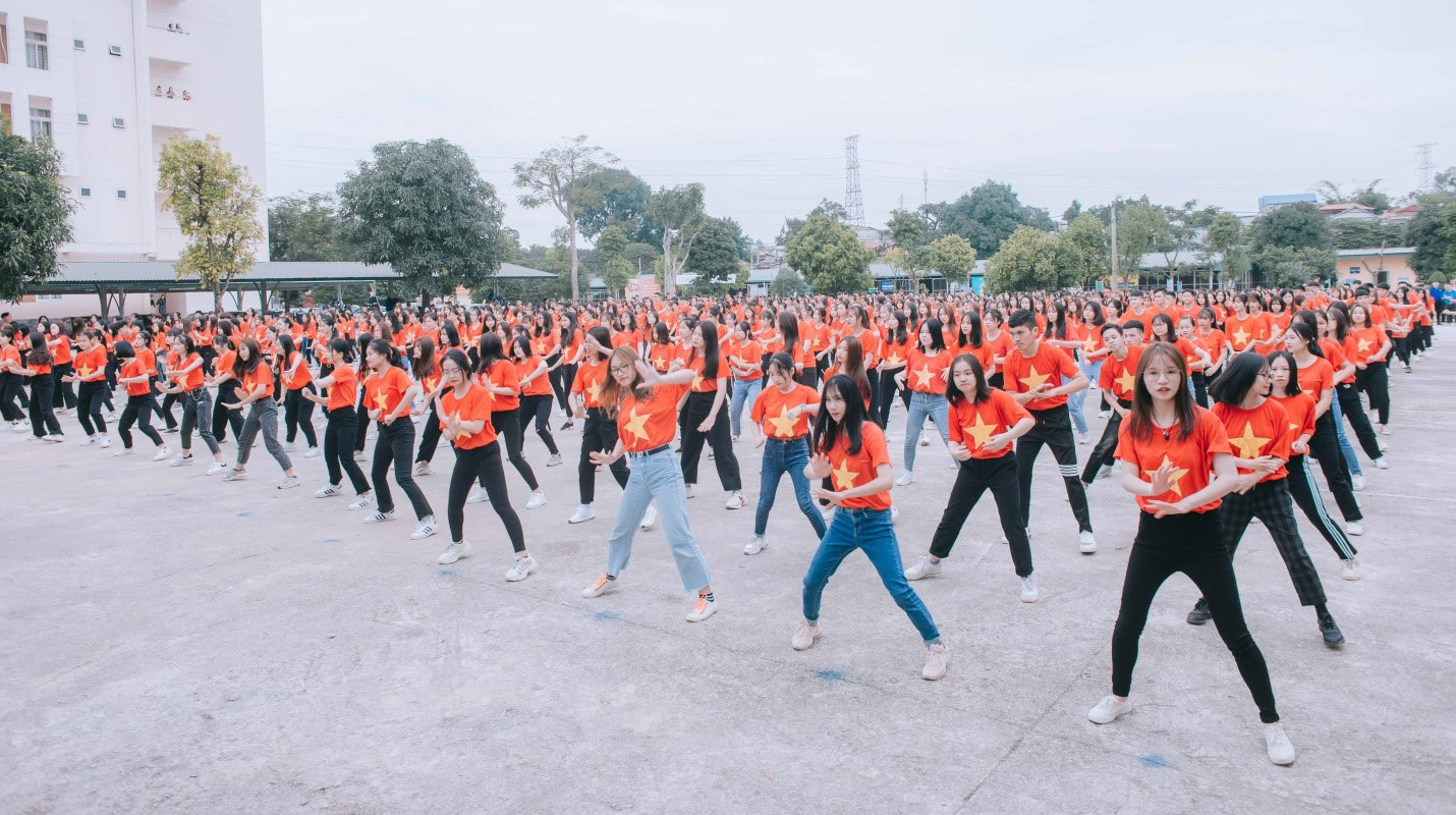 Chương trình đồng diễn dân vũ sinh viên với sự tham gia của hơn 1300 sinh viên Khóa 17 trường ĐH Kinh tế & QTKD