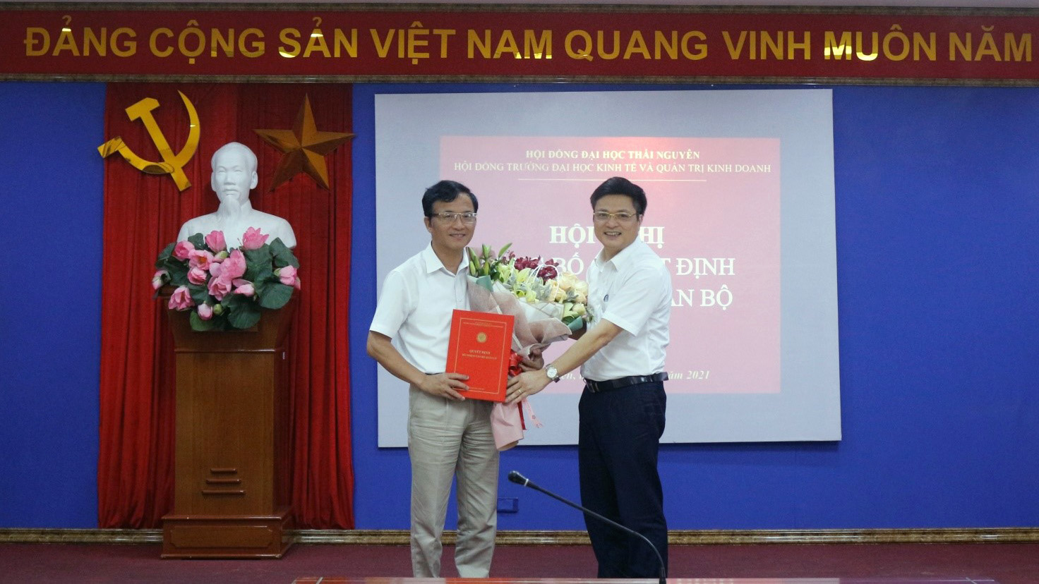 Công bố quyết định kéo dài thời gian giữ chức vụ Hiệu trưởng Trường ĐH Kinh tế & QTKD