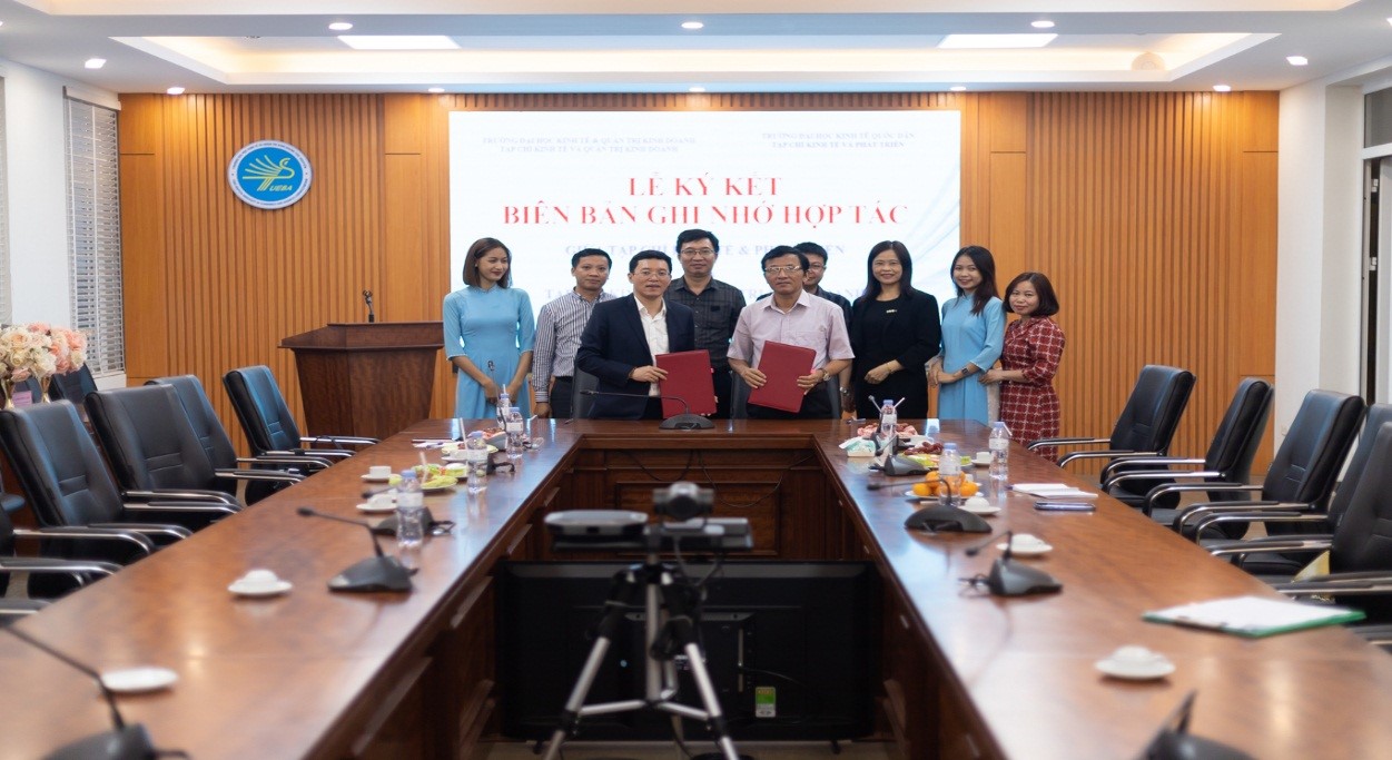 Lễ kí kết biên bản hợp tác giữa Tạp chí Kinh tế và Phát triển Trường ĐH Kinh tế Quốc dân và Tạp chí Kinh tế và Quản trị Kinh doanh Trường ĐH Kinh tế và Quản trị Kinh doanh đã diễn ra thành công tốt đẹp 