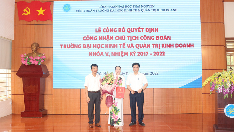 Công bố quyết định kiện toàn ủy viên BTV, Chủ tịch Công đoàn trường Trường ĐHKT&QTKD, khóa V, nhiệm kỳ 2017-2022