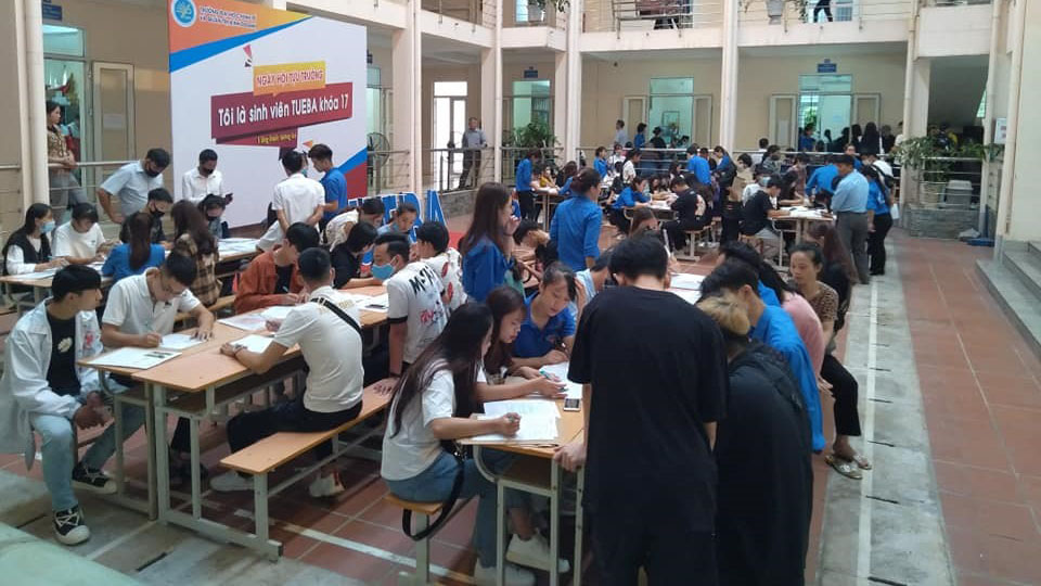 Trường Đại học Kinh tế và Quản trị Kinh doanh đón tiếp Tân sinh viên K17 nhập học đợt trúng tuyển theo hình thức xét học bạ