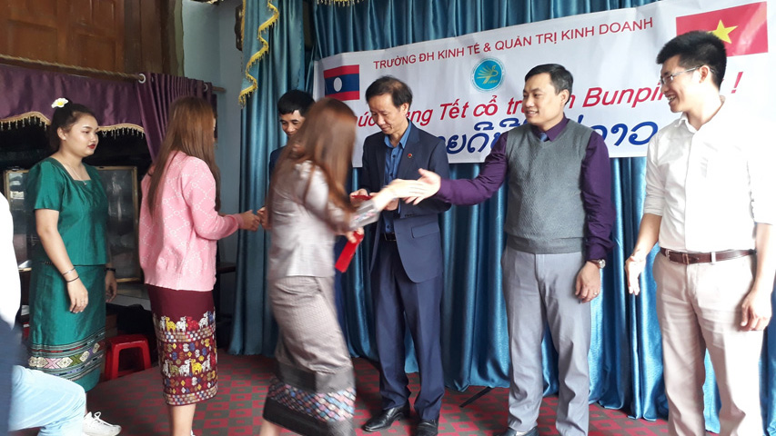 Nét độc đáo trong dịp Tết Bunpimay 2564 năm 2021 của Lưu học sinh Lào