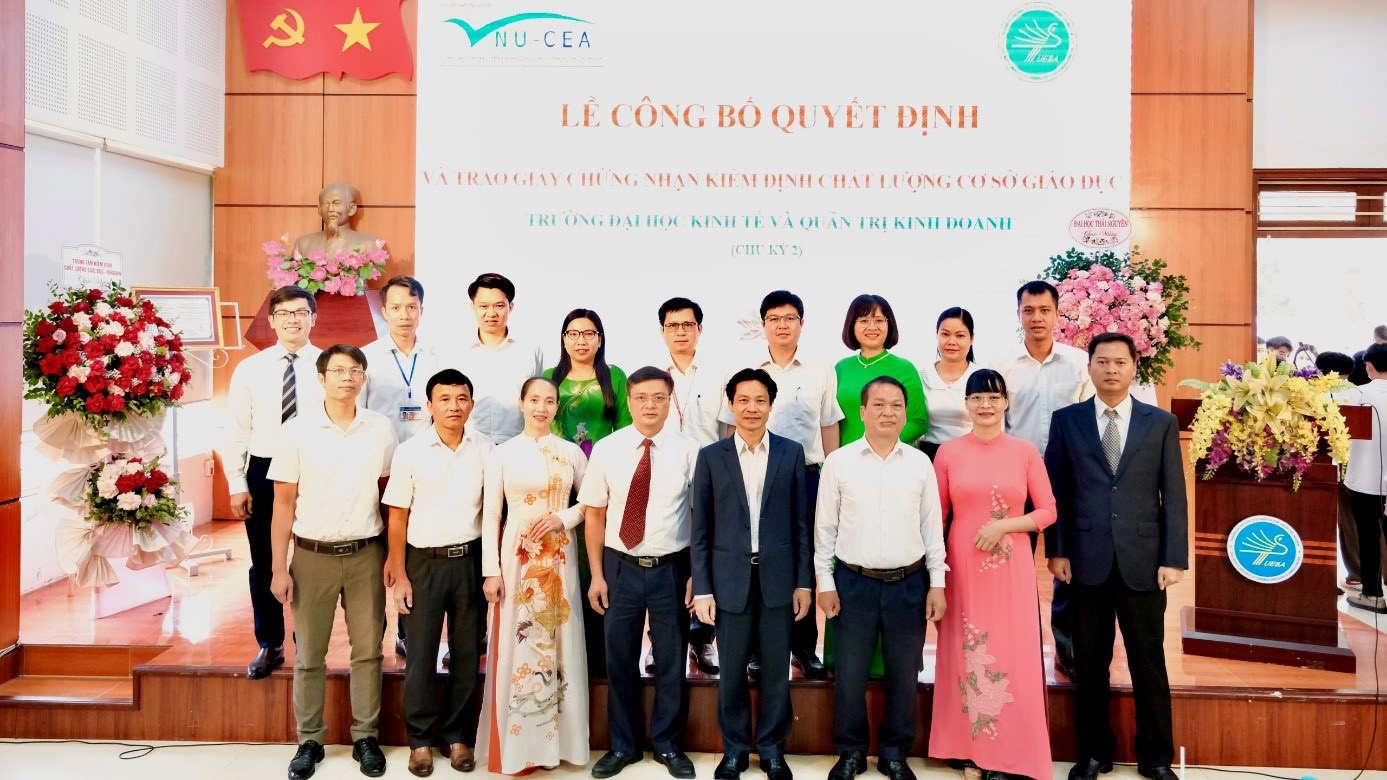 Lễ công bố Quyết định và trao Giấy chứng nhận đạt chuẩn chất lượng cơ sở giáo dục chu kỳ 2 của Trường Đại học Kinh tế và Quản trị Kinh doanh
