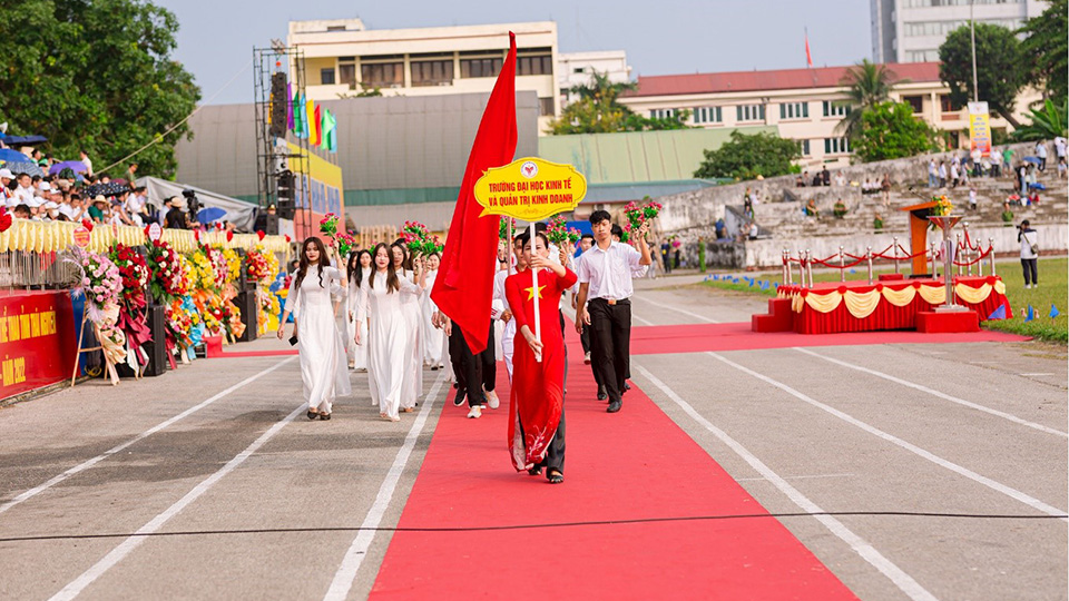 Sinh viên Trường ĐH Kinh tế và QTKD tham gia khối diễu hành tại Lễ Khai mạc Đại hội TDTT tỉnh Thái Nguyên lần thứ IX năm 2022