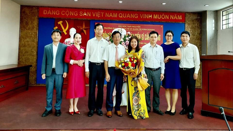 NCS Phan Thị Vân Giang bảo vệ thành công luận án Tiến sĩ tại Trường Đại học Kinh tế và QTKD