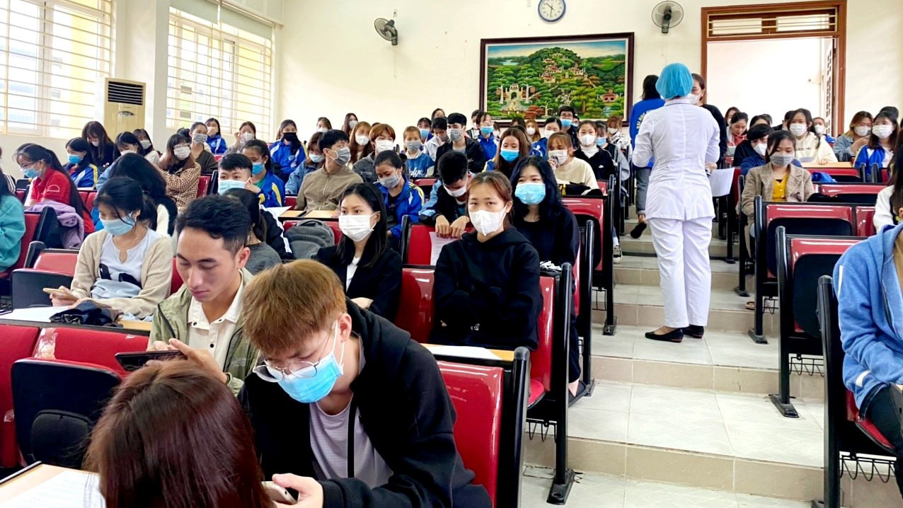 Hơn 1500 sinh viên Trường ĐHKT và QTKD đã hoàn thành tiêm vacxin mũi 1