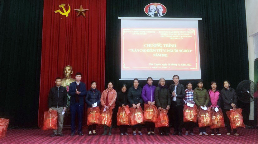 Chương trình Trao quà cho hộ nghèo thuộc huyện Đại Từ, tỉnh Thái Nguyên