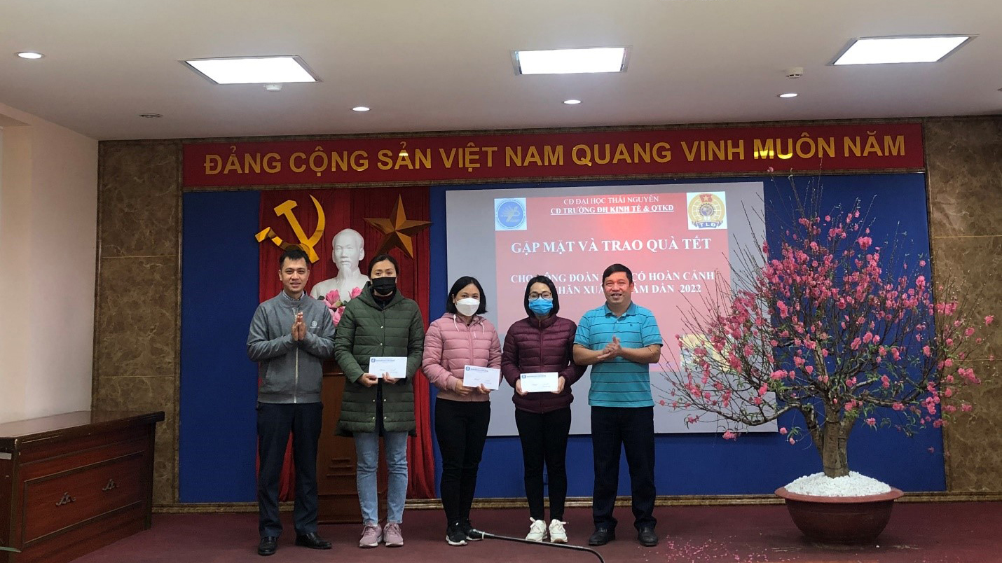 Gặp mặt và trao quà Tết cho các công đoàn viên có hoàn cảnh khó khăn