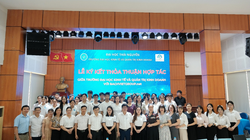TUEBA và Công ty TNHH Vận tải Bách Việt ký kết hợp tác,  mở rộng cơ hội thực tập và việc làm cho sinh viên ngành Logistics