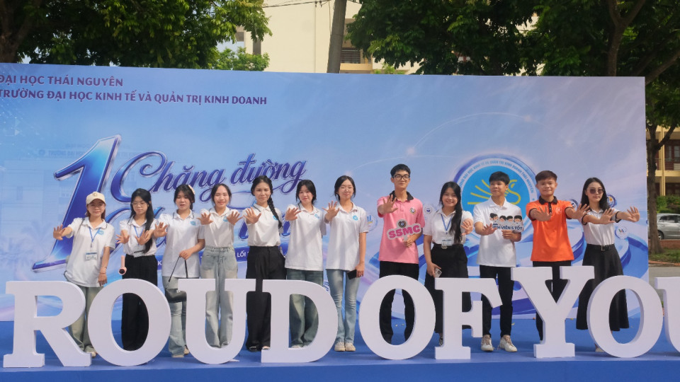 TUEBA rộn ràng ngày hội đến trường Tân sinh viên K23