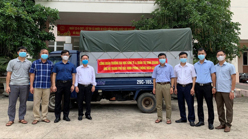 Công đoàn trường ĐH KINH TẾ & QTKD ủng hộ 02 tỉnh Bắc Ninh và Bắc Giang phòng chống dịch COVID-19